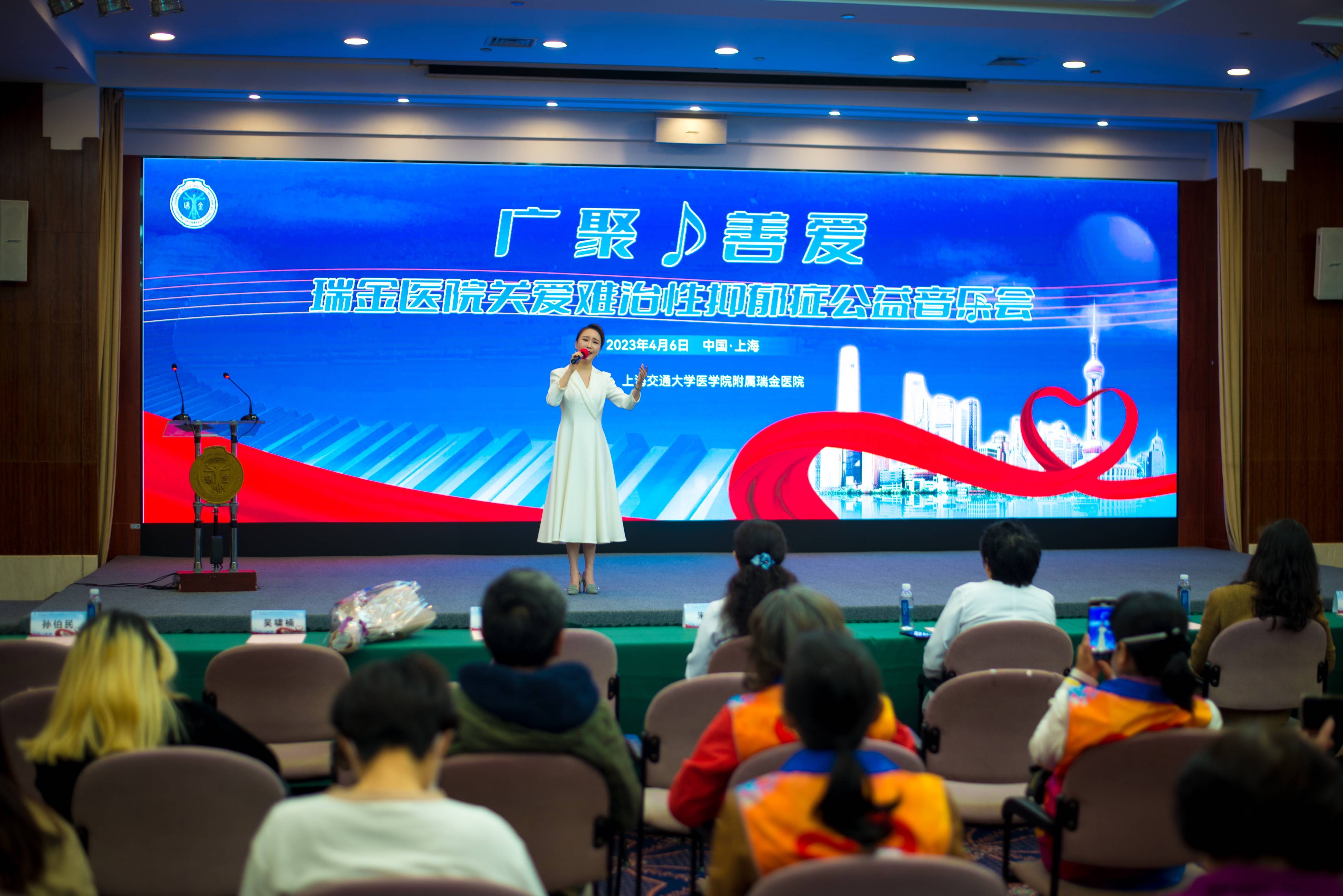 植入芯片接受脑机接口神经调控治疗,抑郁症男子讲述治疗过程